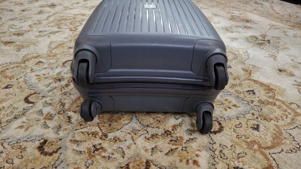 Чемодан дорожный