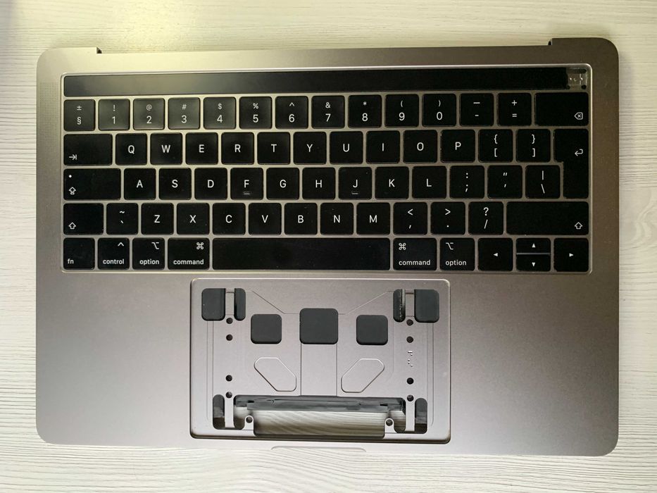 На части MacBook Pro 13" (2019), модел A2159 (два Thunderbolt 3 порта)