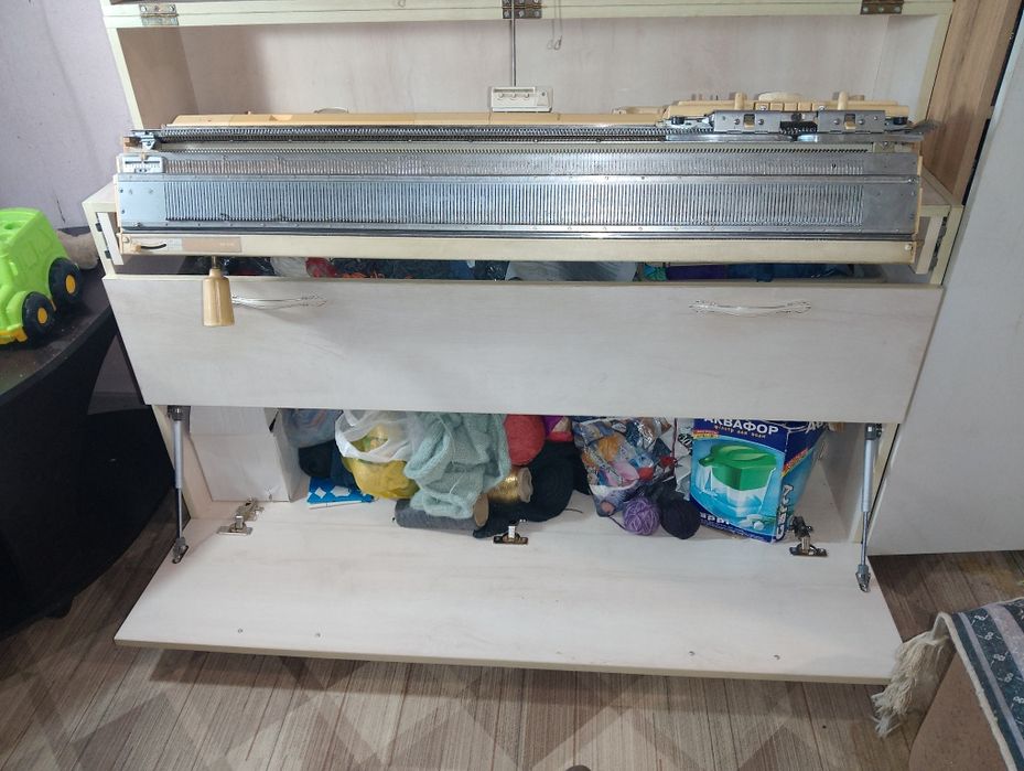 Продам машинку для вязания вместе со столом