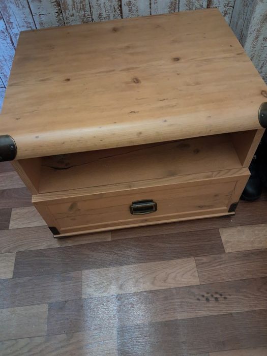 Тумбочка для спальни или коридора