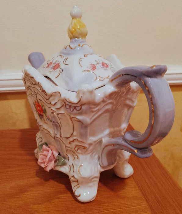 Два порцеланови чайника "Каляска" и "Къща"