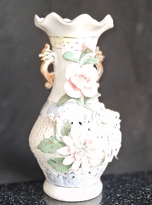 Продаю вазу керамическую, очень нарядную