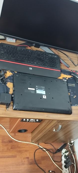 Vând laptop i3 8 GB ram DDR4 SSD M.2 cu 9 jocuri instalate perfect funcțional