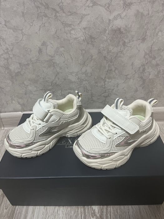 Кросовки на девочку новые 27