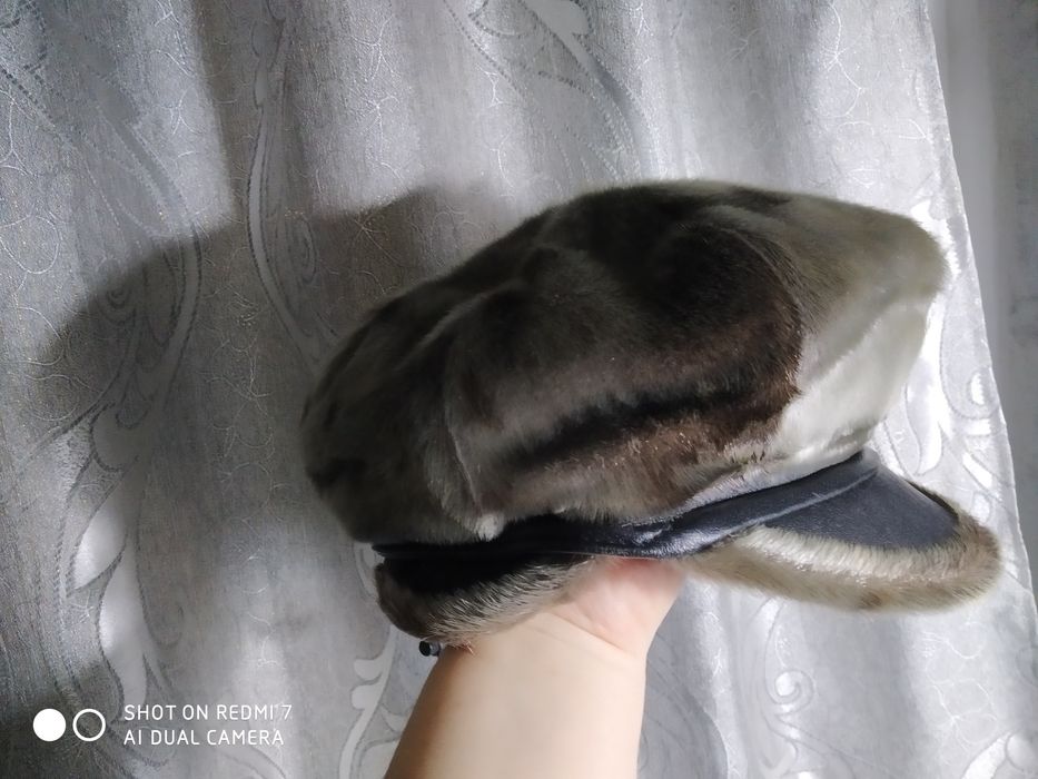 Шапка женская с козерком