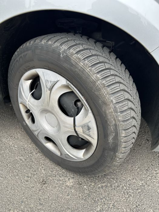 Jante tablă cu capace și cauciucuri de iarnă Hankook 185/65 R15 88T