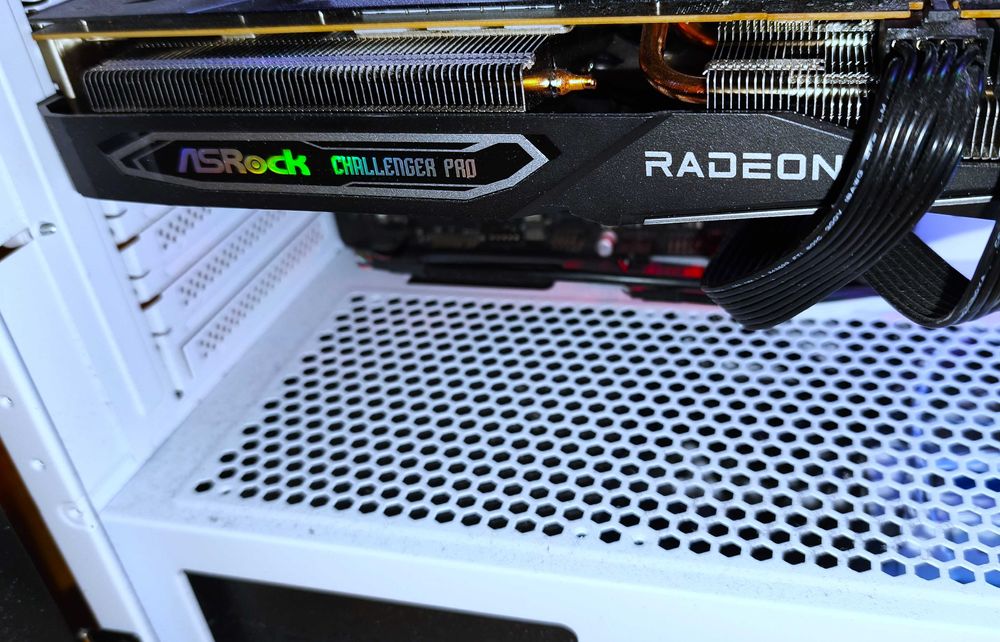 Геймърски компютър - Ryzen 5 5600x, 6700 XT, 16GB RAM, 1TB+256GB