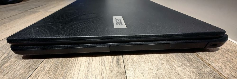 Laptop Acer ES1 711 Model ZYL pentru piese sau reparat