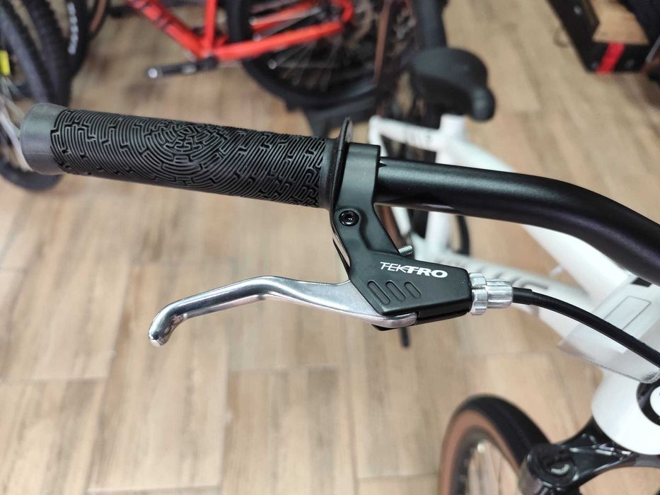 Bicicleta Kellys WHIP 30 M in stoc la Est Bike Funky Sports