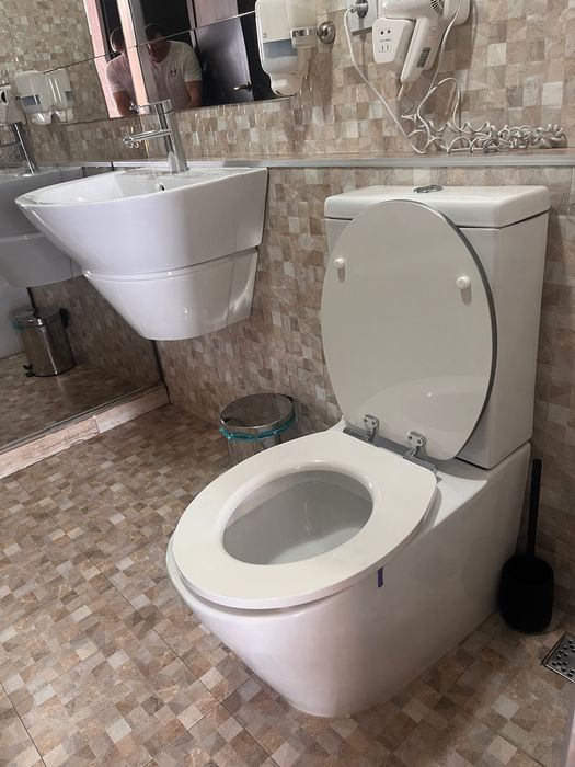 Vand lavoar + baterie, vas wc, calorifer perete, paravan dus, toate in stare buna