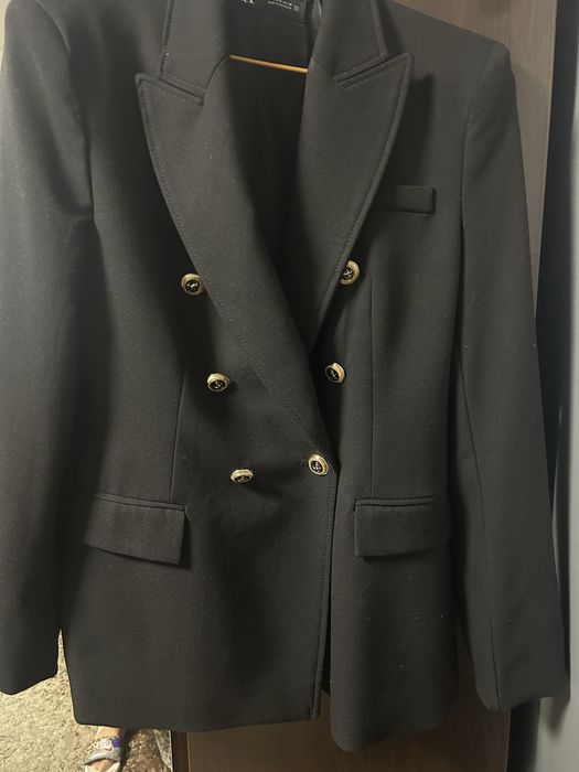 Продавам черно яке, практически ново.