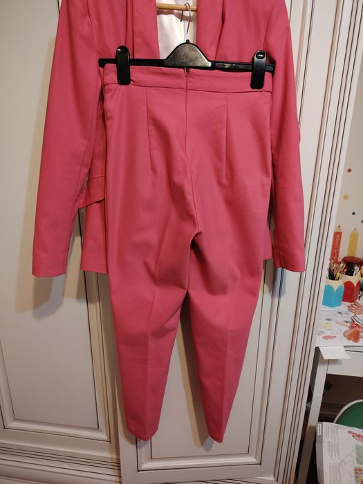 Costum roz mărimea 38 Bby