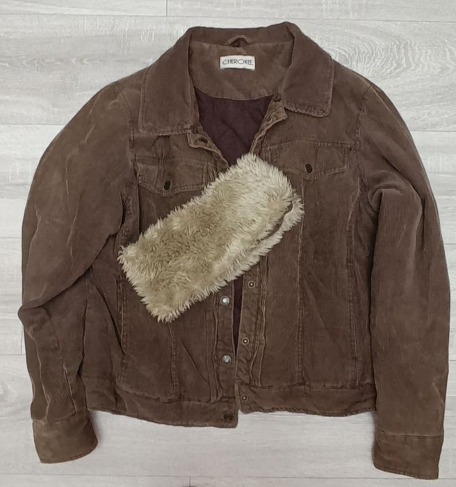 Geacă velur . Guler detașabil 
Geacă din material de velur - culoare m