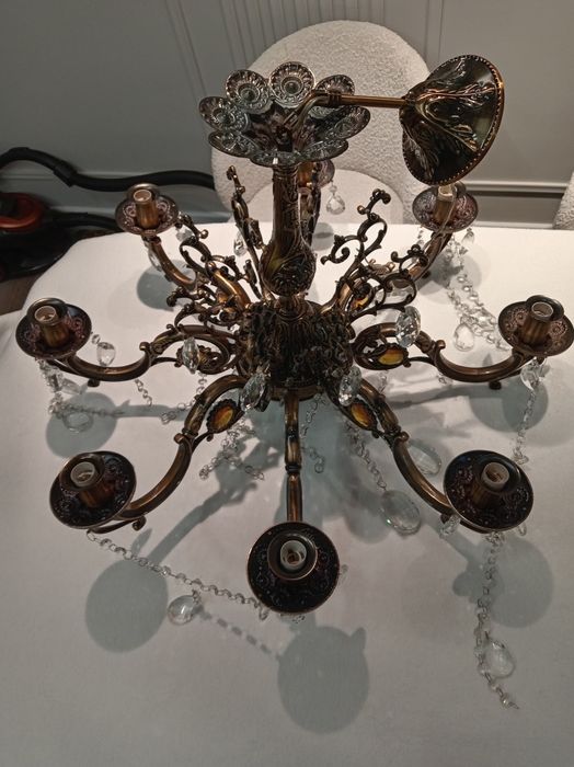 Люстра навесная с хрусталиками.