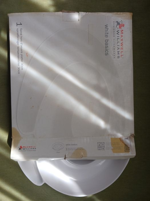 Поднос от първокласен порцелан - Maxwell & WILLIAMS,  30/30 см