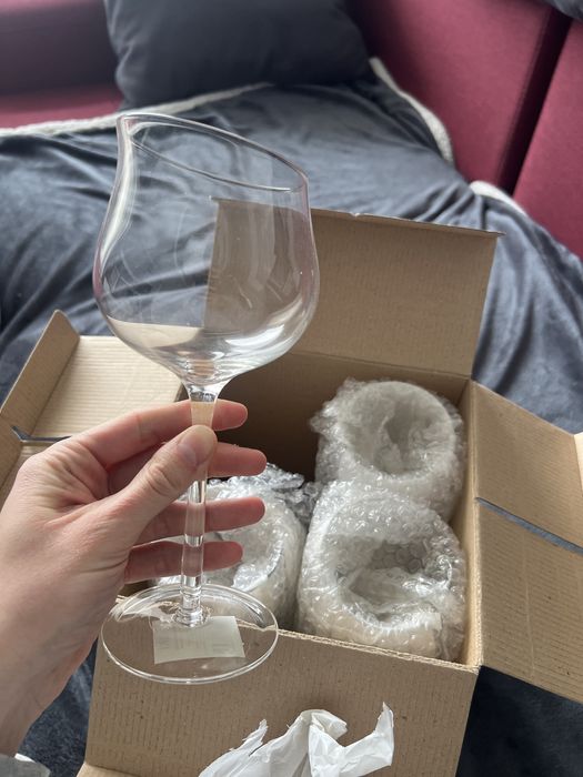 4 pahare vin rosu - Noi