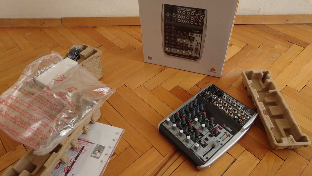 Смесителен пулт Behringer XENYX Q1002USB