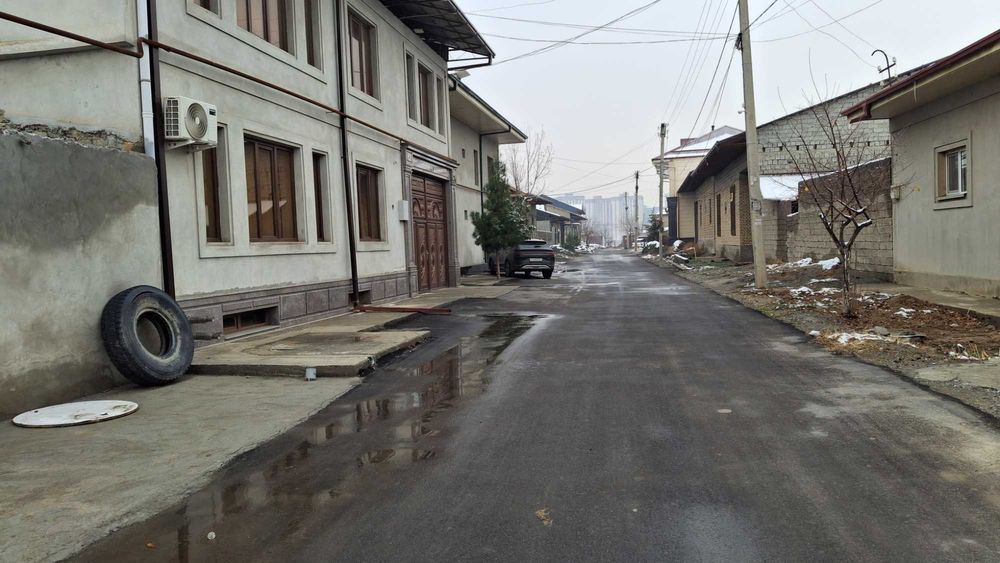 Motrid qorasuv hovli sotiladi 12 sotiq zudlik bilan