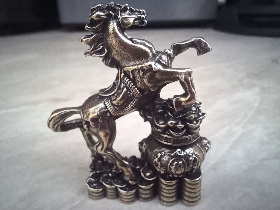 Кон - статуетка символ 2026 год.