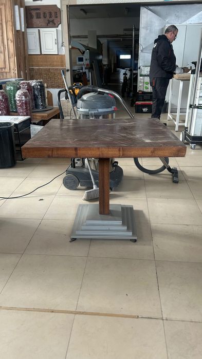 Дървена маса с метална основа