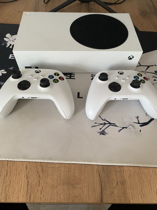 Xbox series s 2 геймпада