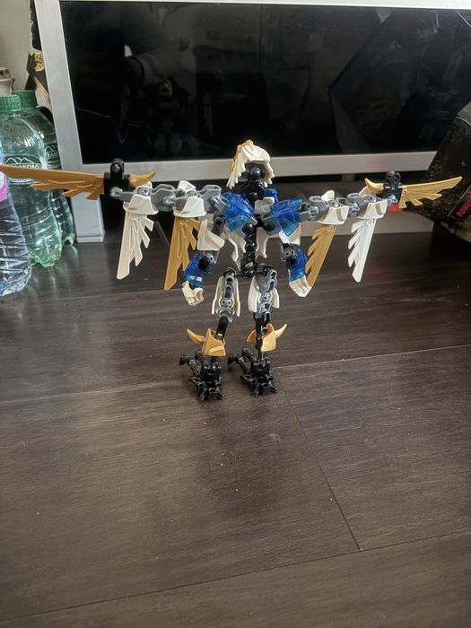 Здравейте продавам лего chima 2013 година