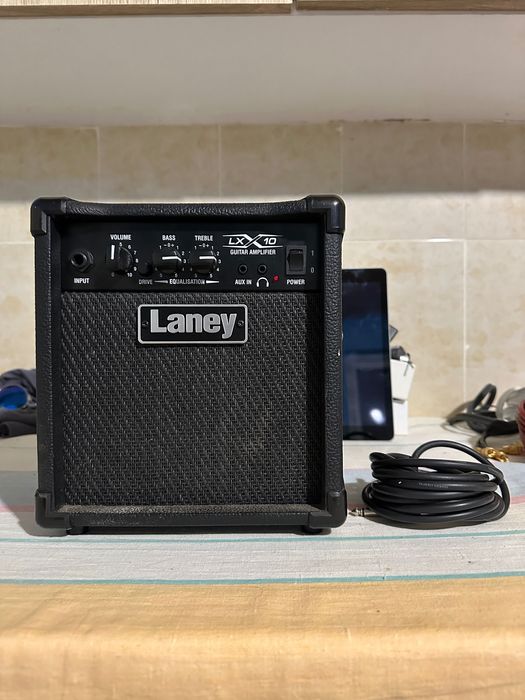 Vând amplificator de chitară laney.