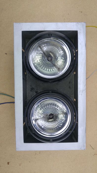 Продаются разнобразные светильники.