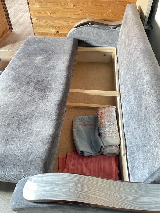 Продам диван пуфик в подарок!