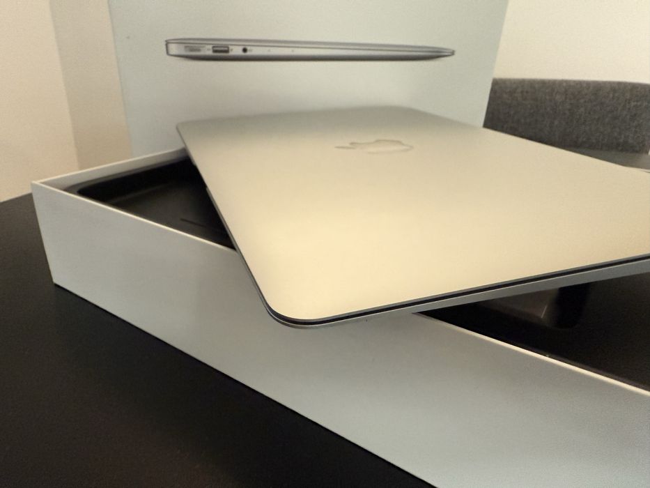 MacBookAir A1466 | i5 | 4 GB Ram | SSD 128 | Baterie Noua |Mouse CADOU