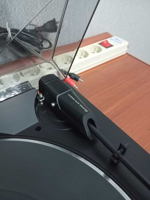 DENON винтажный проигрыватель виниловых дисков.