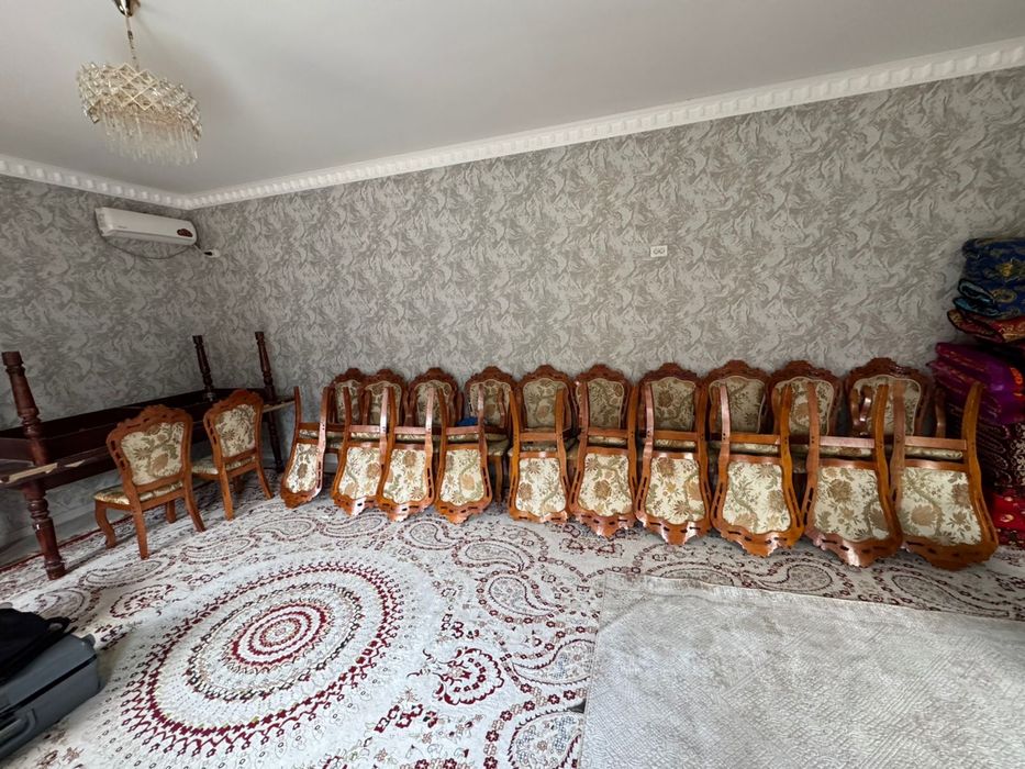 Гостиный стол стуля