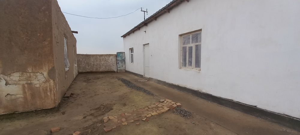 Uy va yeri bilan sotiladi