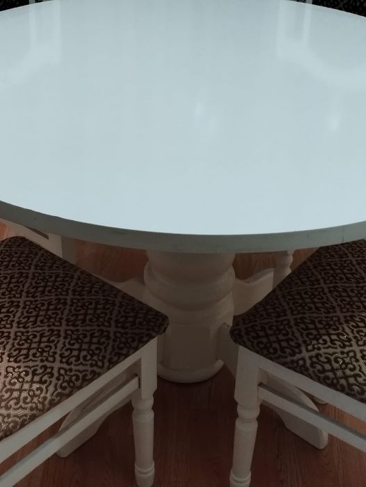 Стол и стулья. Стол обеденный.