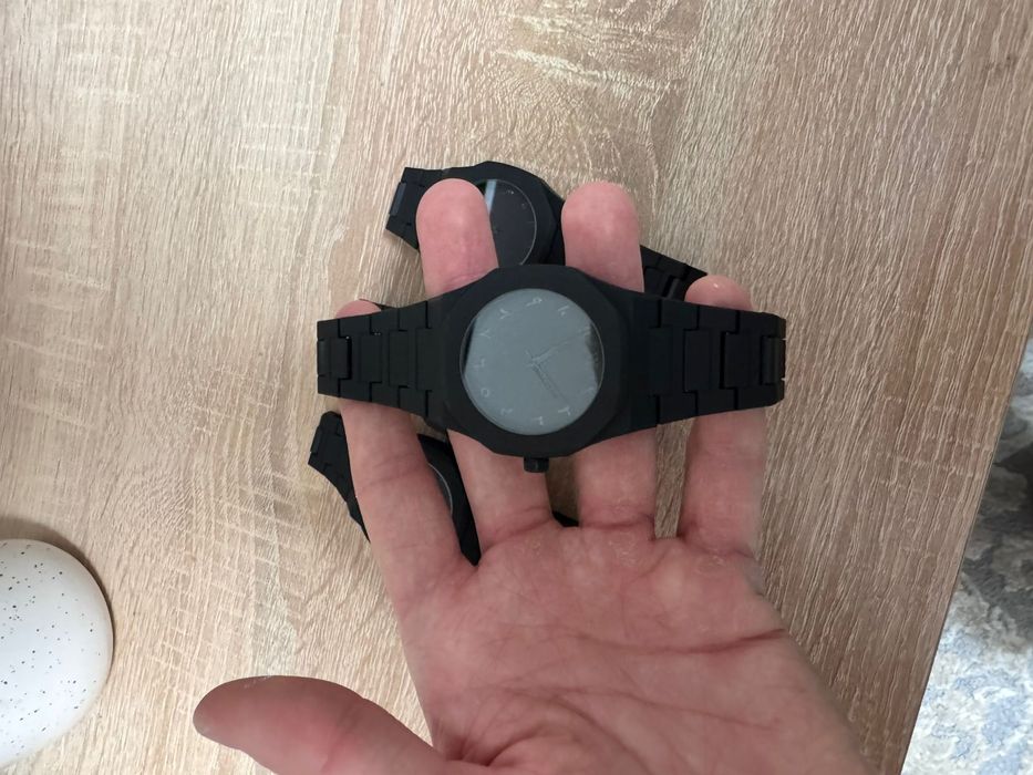 Черные часы с арабскими цифрами