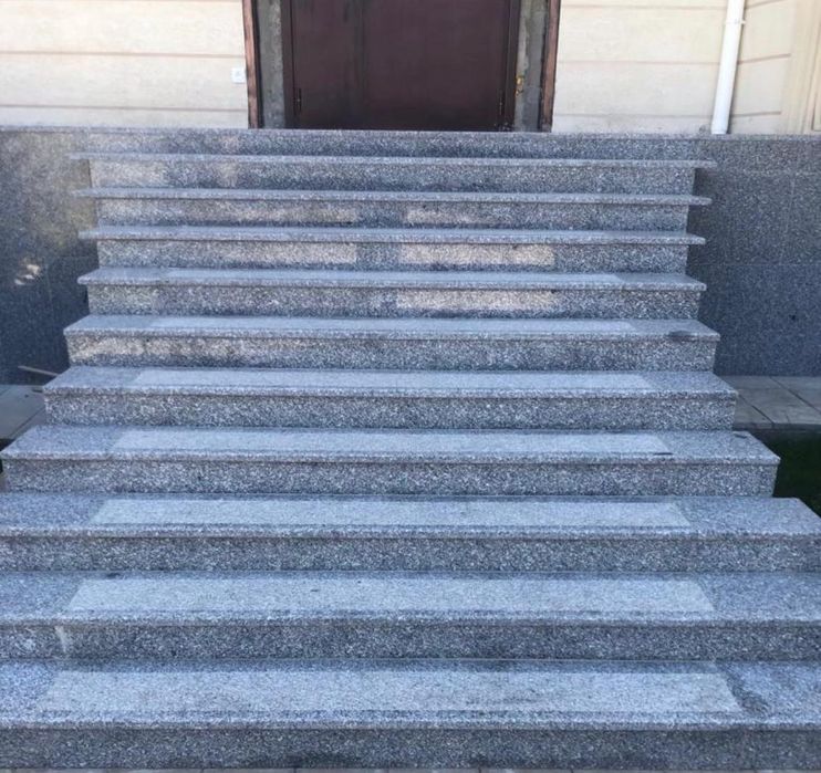 Гранит, травертин, мрамор ступени подступени  балясины тумба