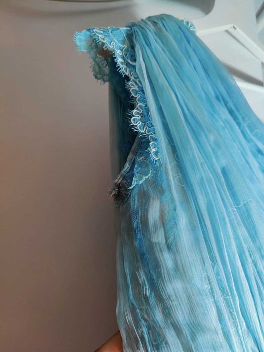 Vand rochie de ocazie realizata pe comanda (din matase naturala).