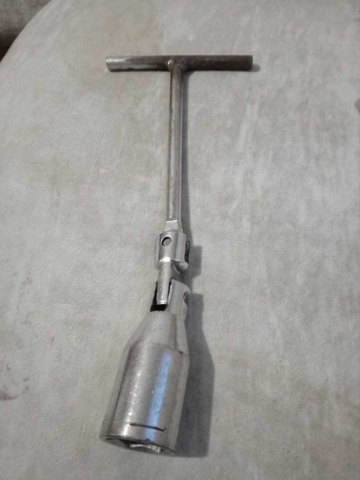 ключ за свещи на кола