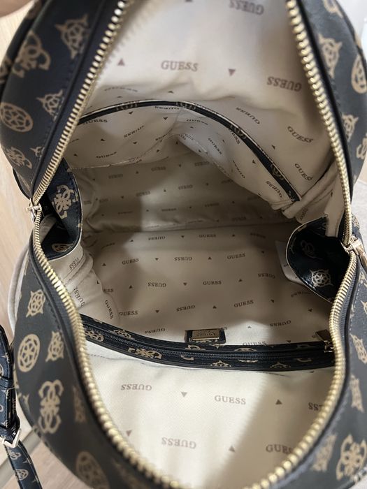 Раница Guess лека забележка