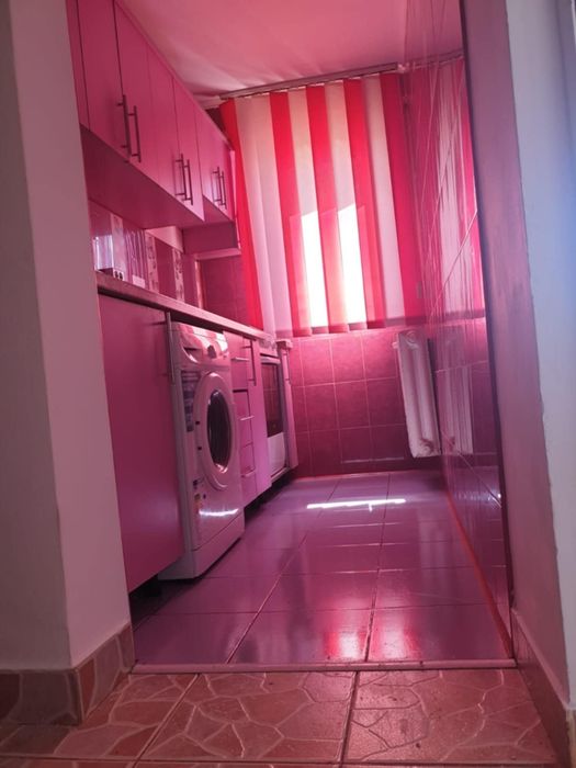 Persoana fizica inchiriez apartament 2 camere decomandate Podul Ros  Emil Racovita