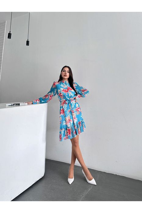 Рокля на цветя с дълъг ръкав