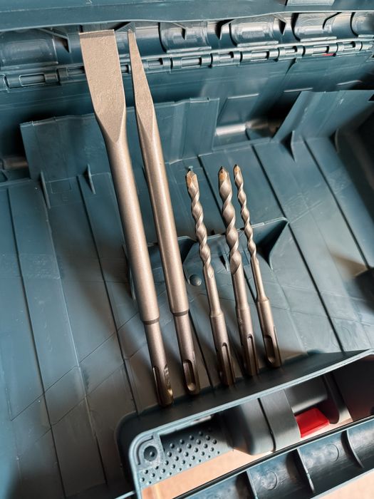 Куфар за инструменти + Бургии 6/8/10 , Шило и Секач