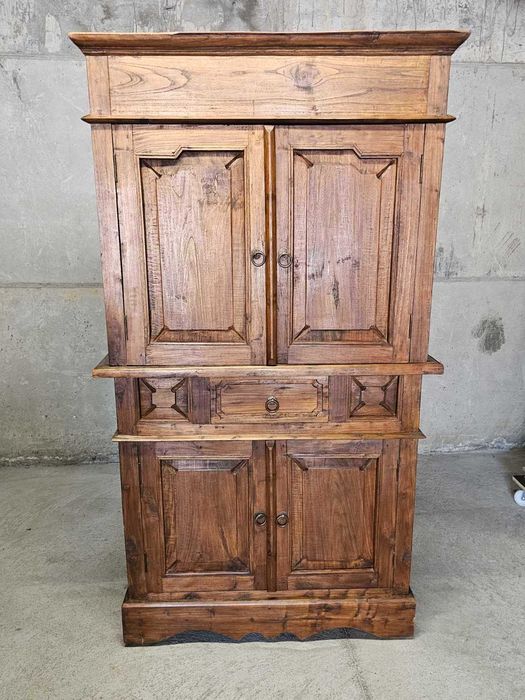 Масивен шкаф изработен изцяло от масив