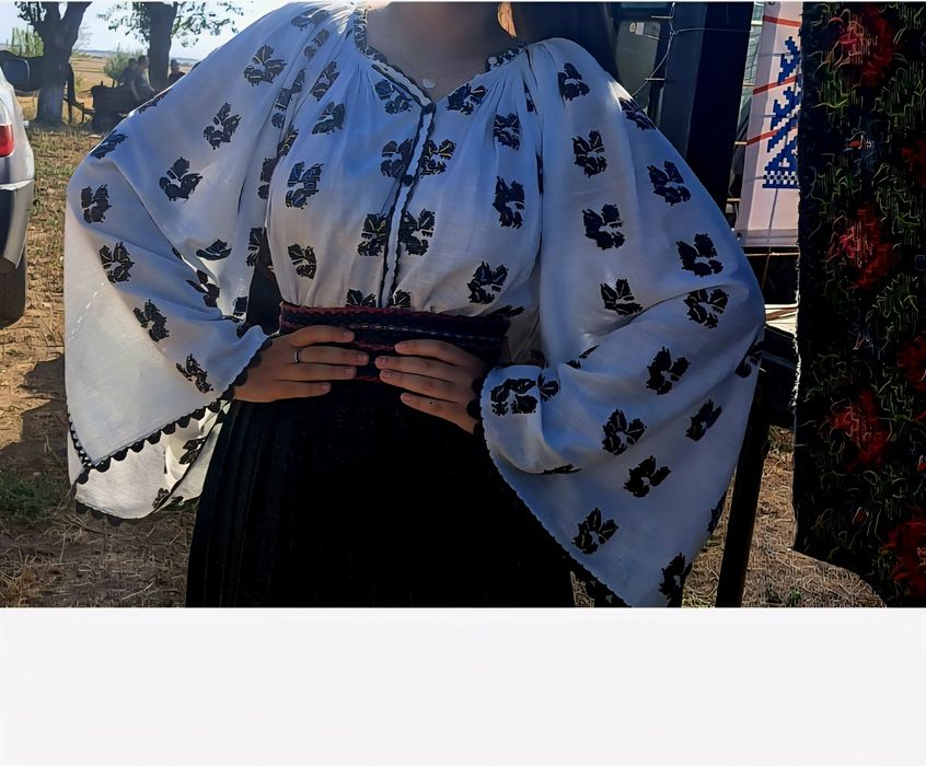 Costum popular traditional