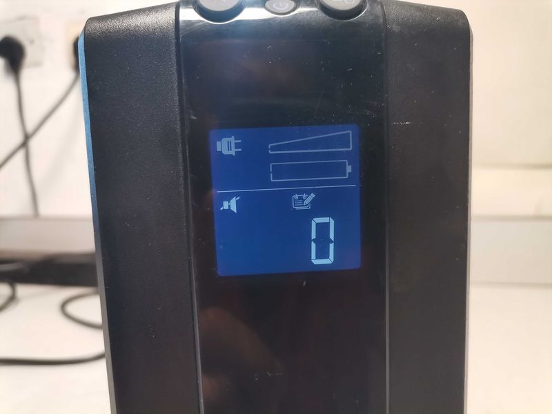 UPS APC Back-UPS Pro 900