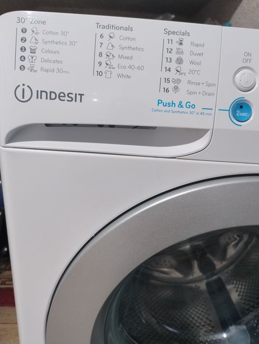 Vând mașina de spălat Indesit