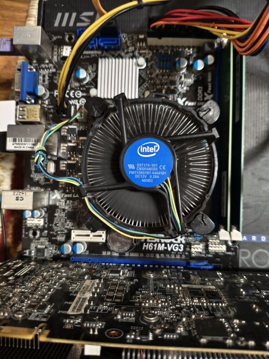 Vând Kit Desktop 
Tip priză:	LGA 1155/ Soclu H2
Factor d