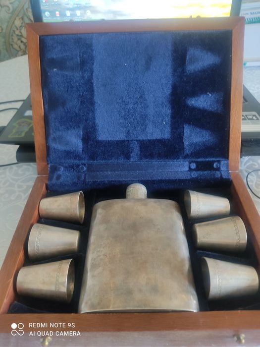 Фляжка со стопками