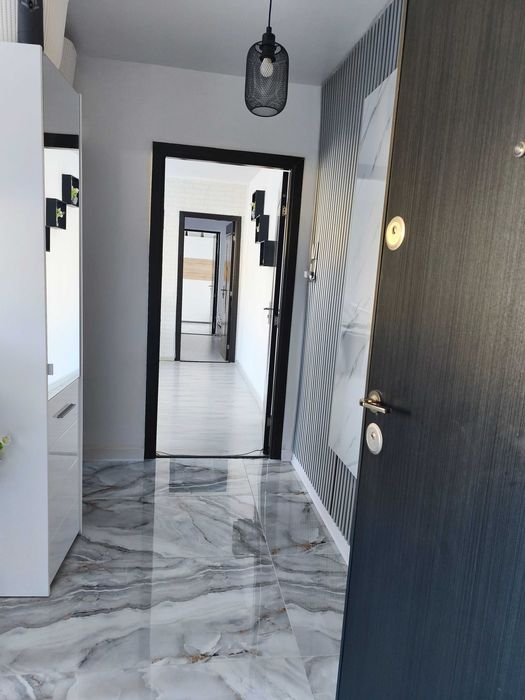 Vând apartament cu trei camere lângă Spitalul Județean