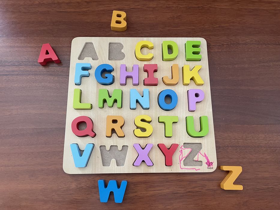 Puzzle din lemn Hape - Alfabetul, majuscule